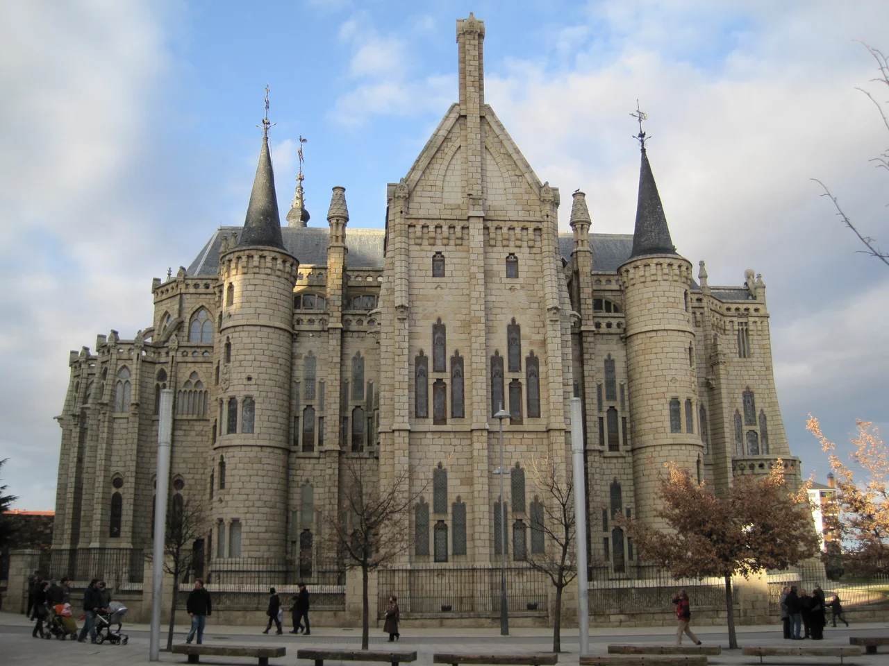 Vista lateral del Palacio Episcopal de Astorga (León, España).