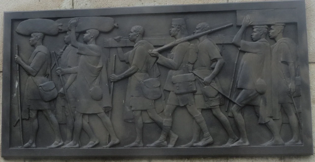 Askari monument Daressalaam, memomrial plate of Carrier Corps
