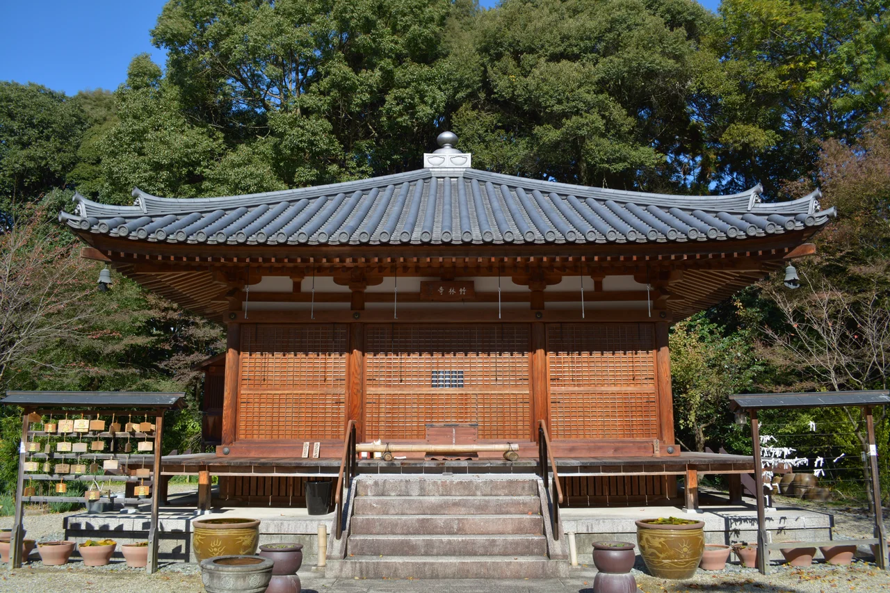 奈良県生駒市有里にある古刹竹林寺。行基が眠る。