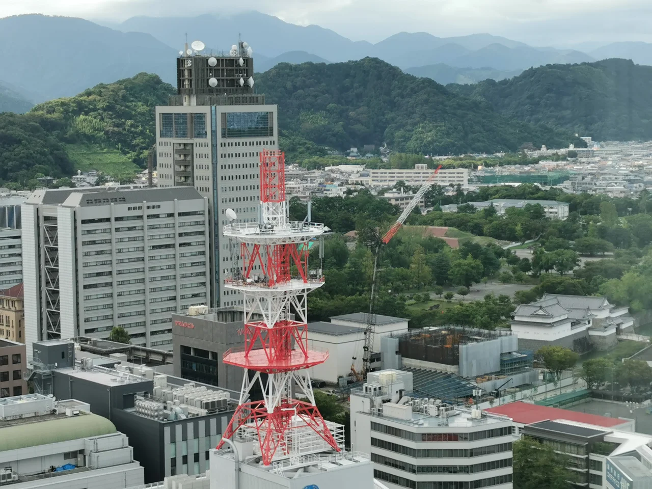 駿府城公園と静岡県庁。左手奥が賤機山。右手奥が城北地区。