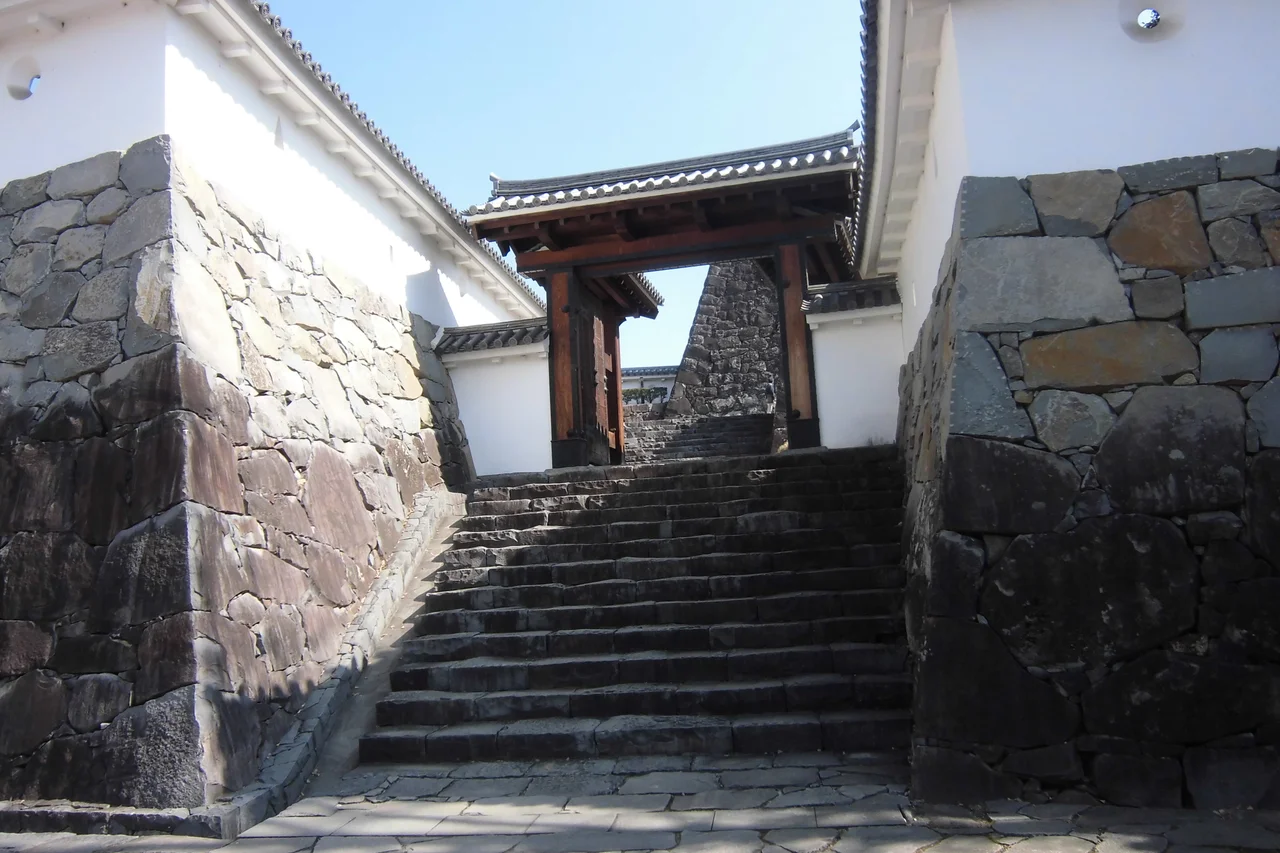 甲府城跡（復元された内松陰門）